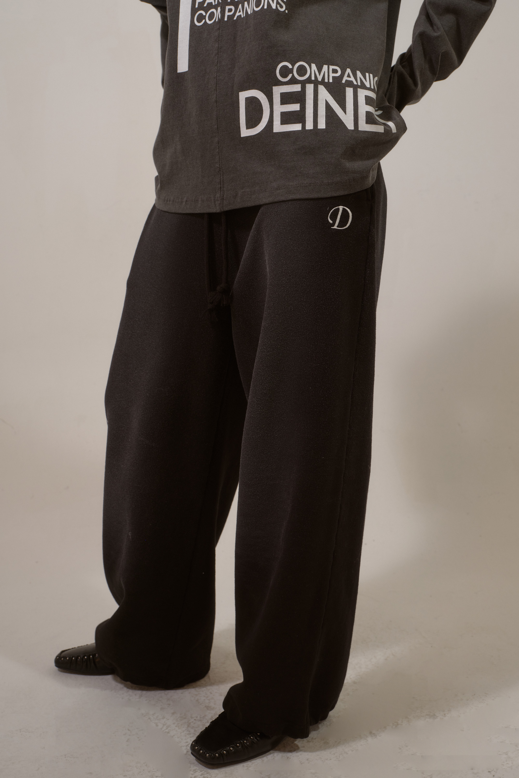 D LOGO WASHED SWEAT PANTS IN BLACK - DEINET