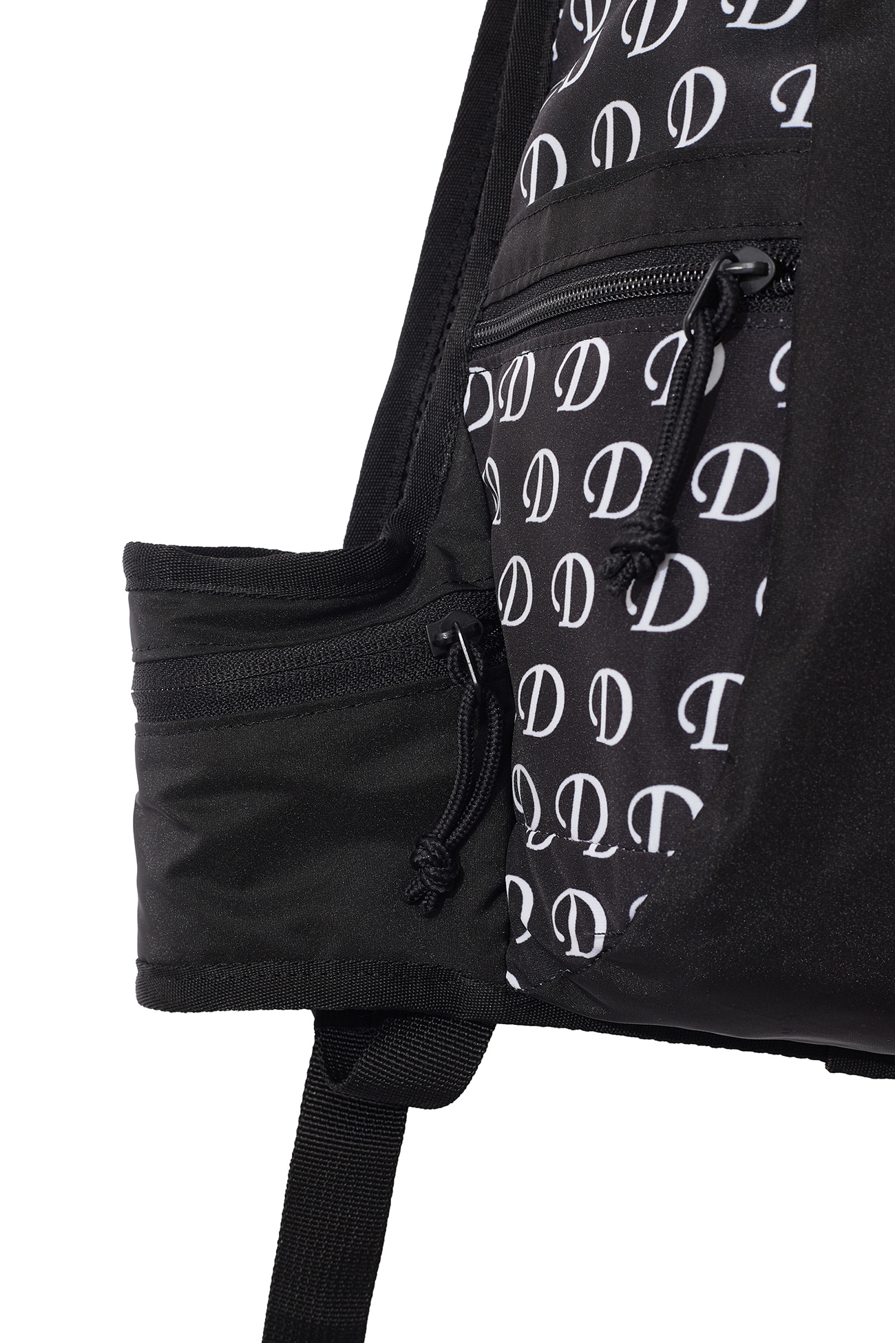 【TMV X DEINET】MESH MOUNTAINEERING D LOGO PRINTED BACKPACK DEINET X TMV MESH MOUNTAINEERING D LOGO PRINTED BACKPACK IN
