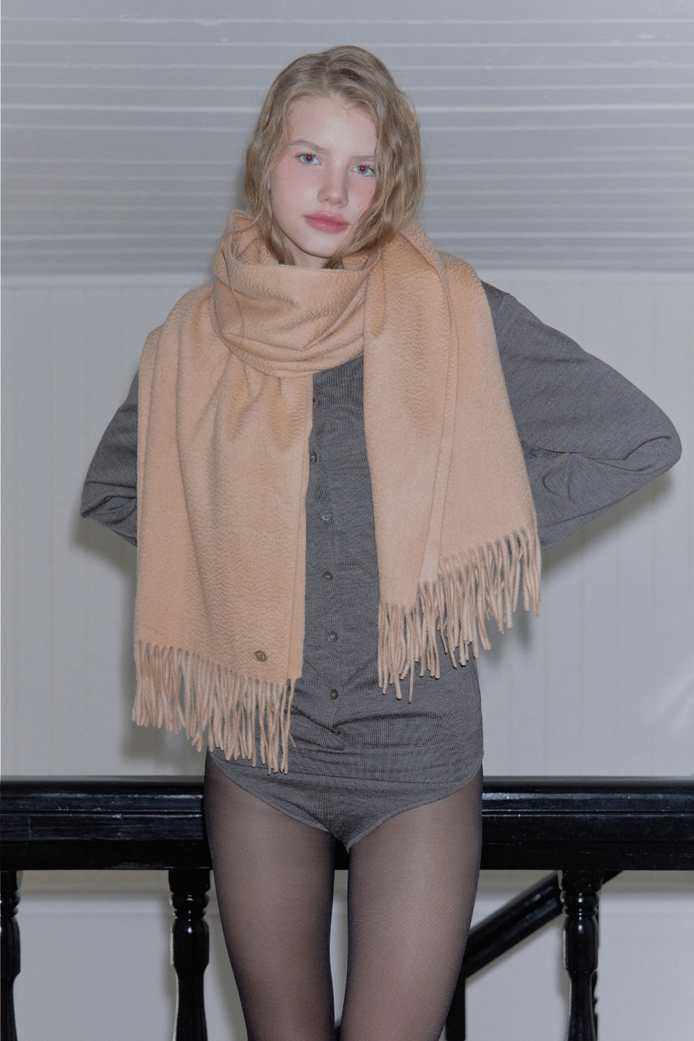 머플러 모델 착용 이미지-S1L63