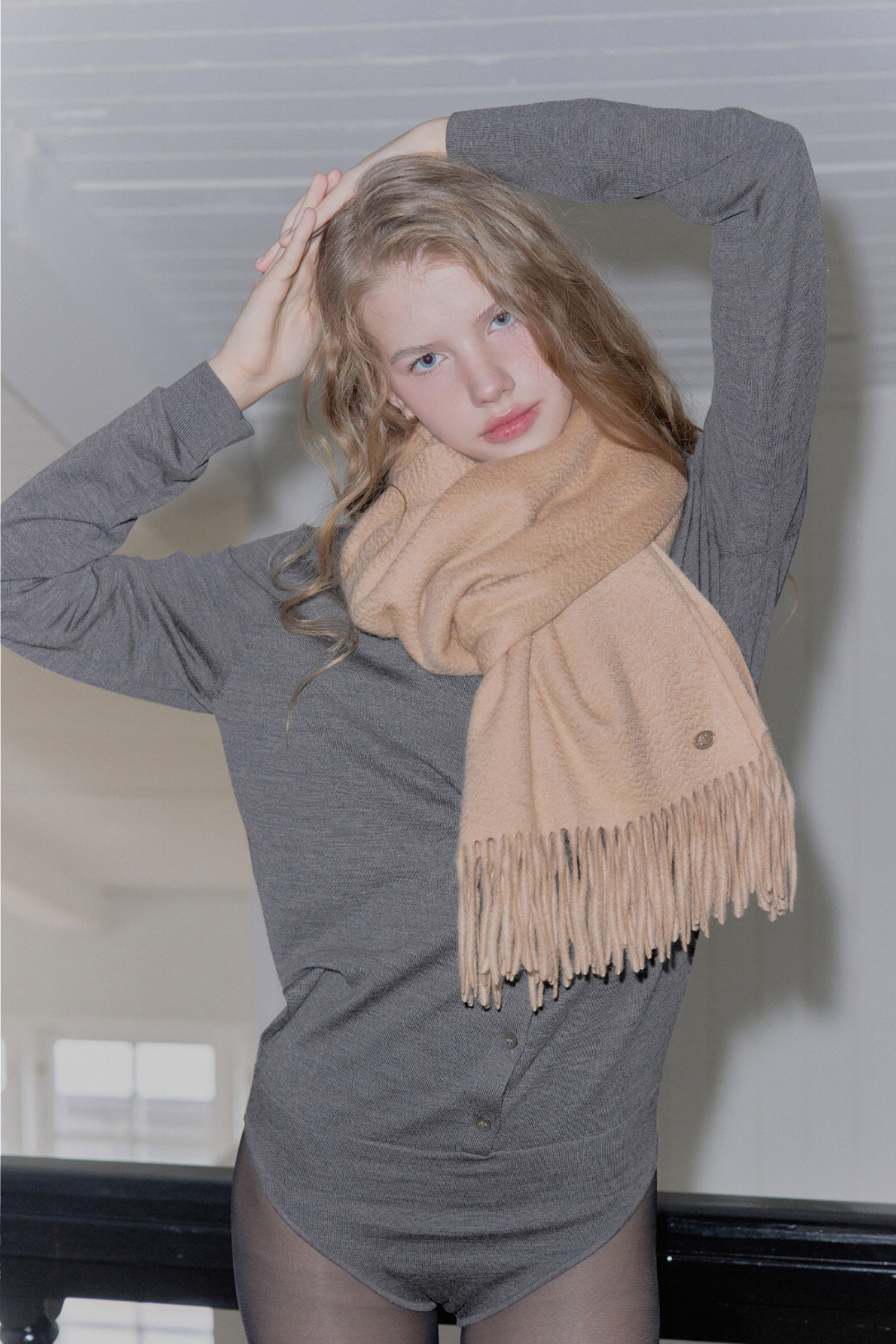 머플러 모델 착용 이미지-S1L73