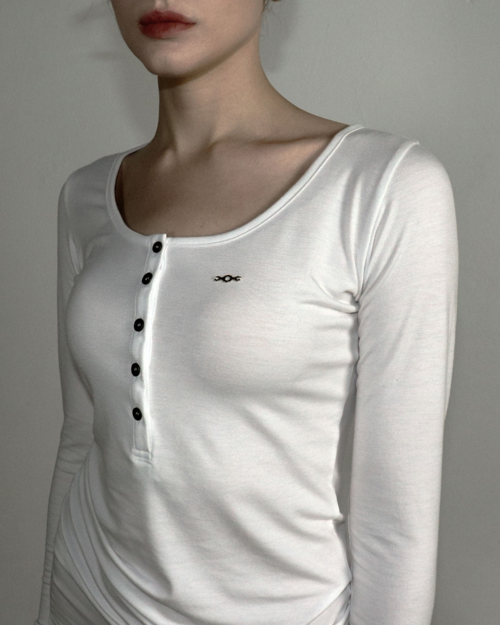 긴팔 티셔츠 모델 착용 이미지-S4L2