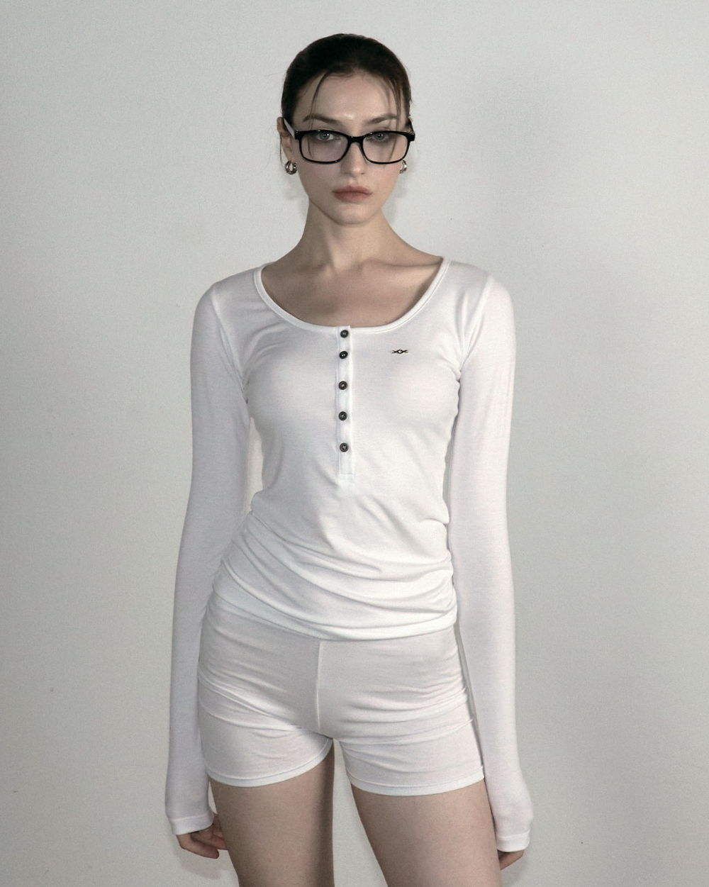 긴팔 티셔츠 모델 착용 이미지-S5L1