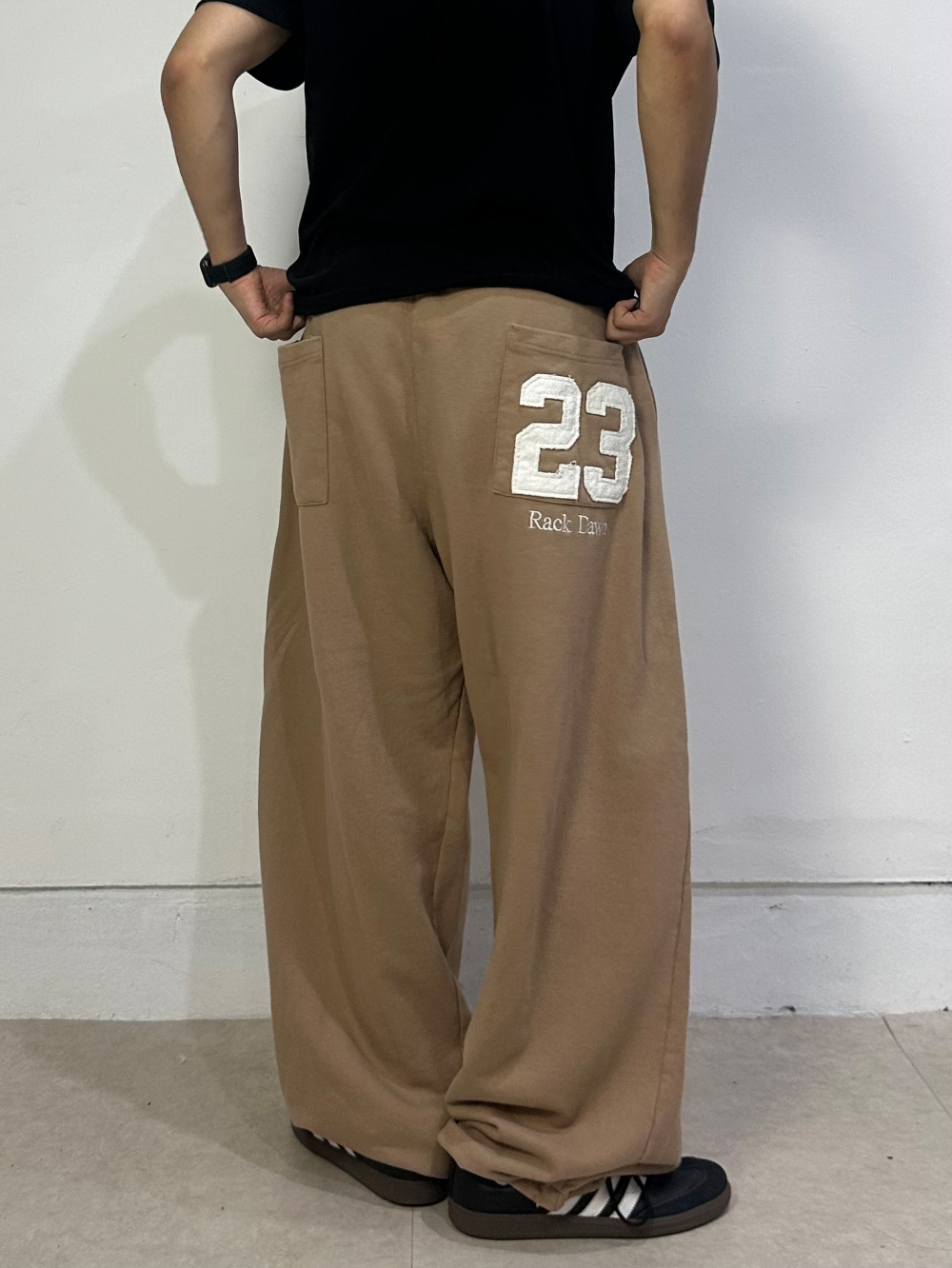 바지 모델 착용 이미지-S1L83