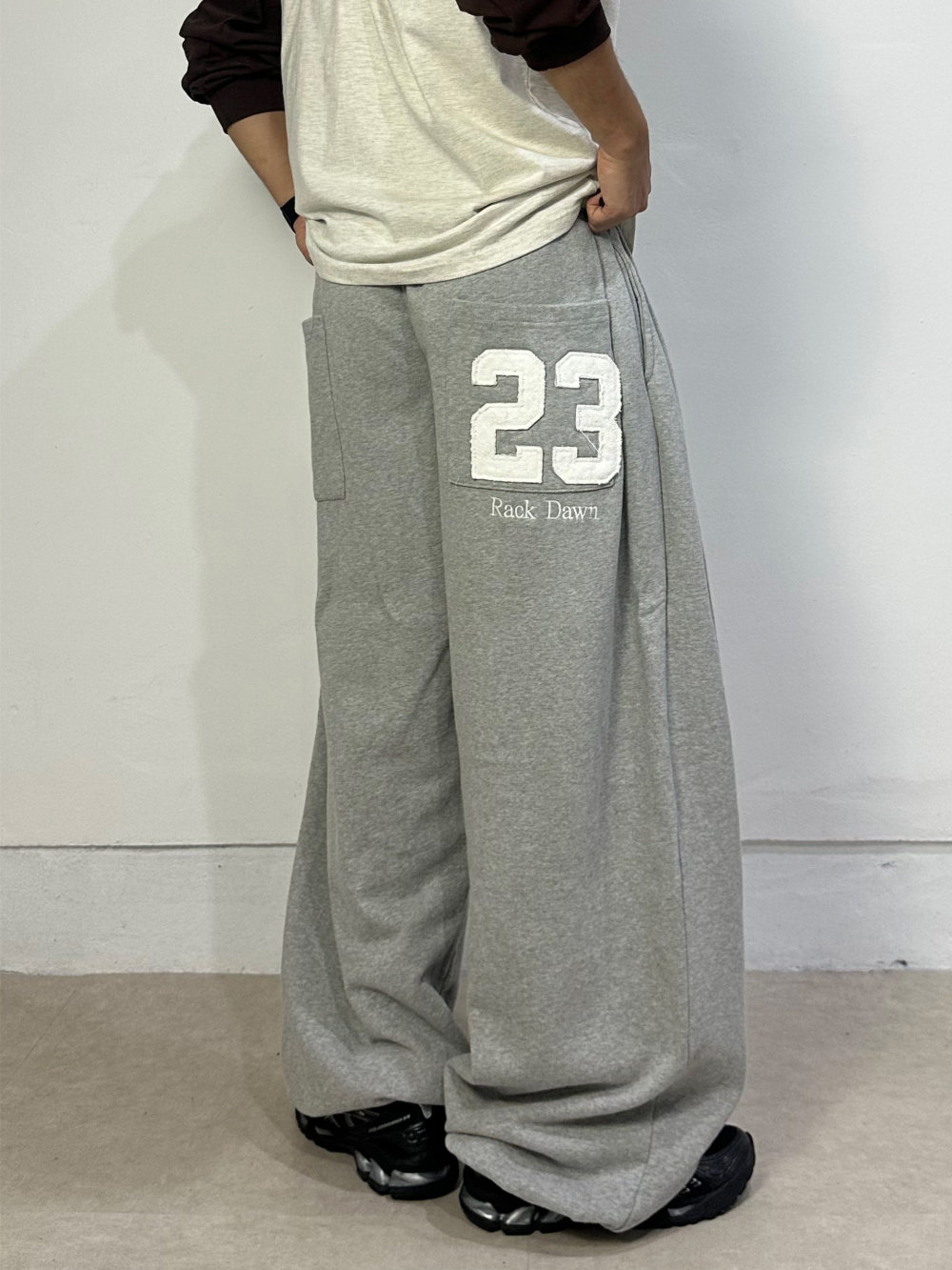 바지 모델 착용 이미지-S1L79