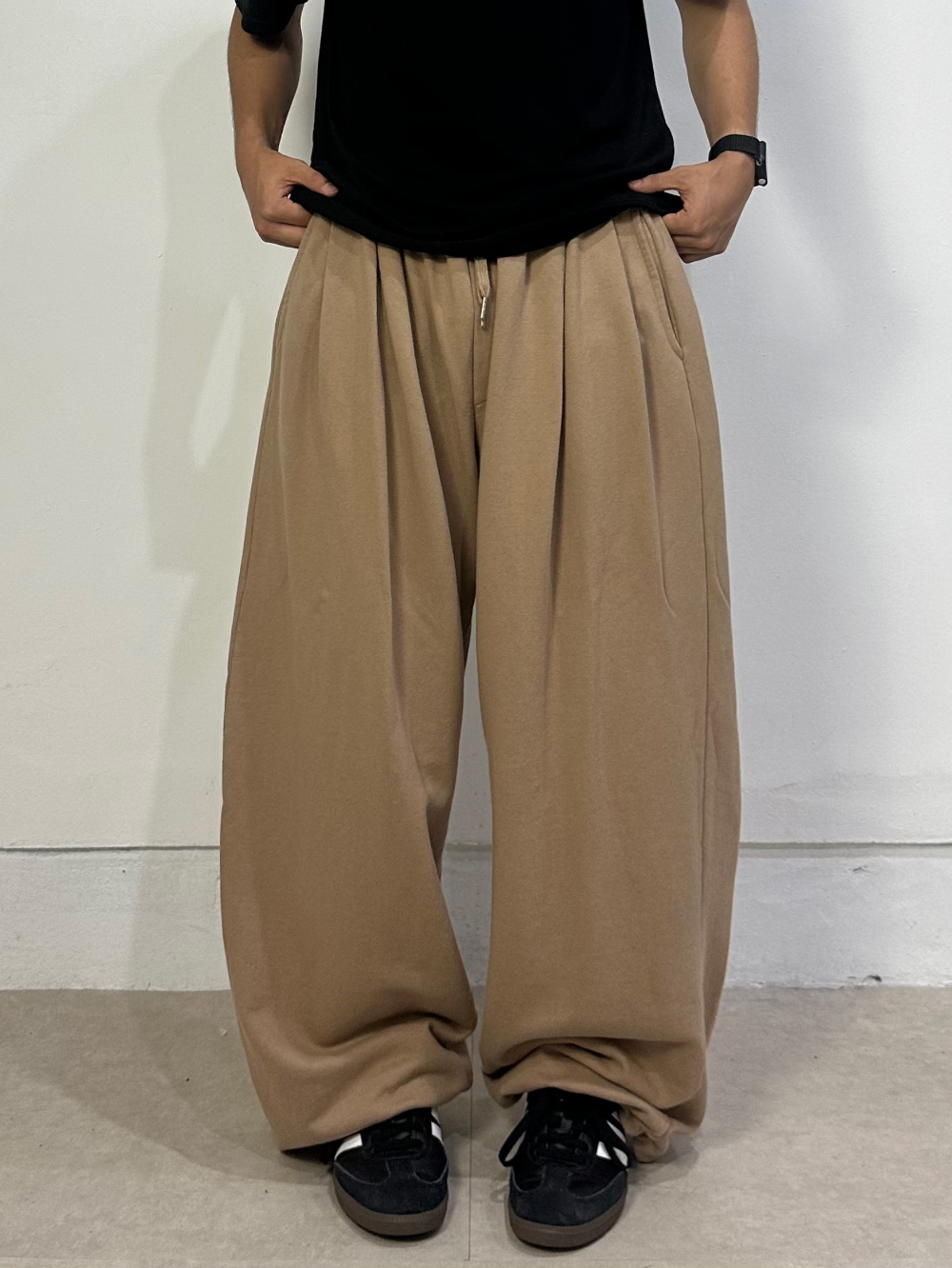 바지 모델 착용 이미지-S1L82