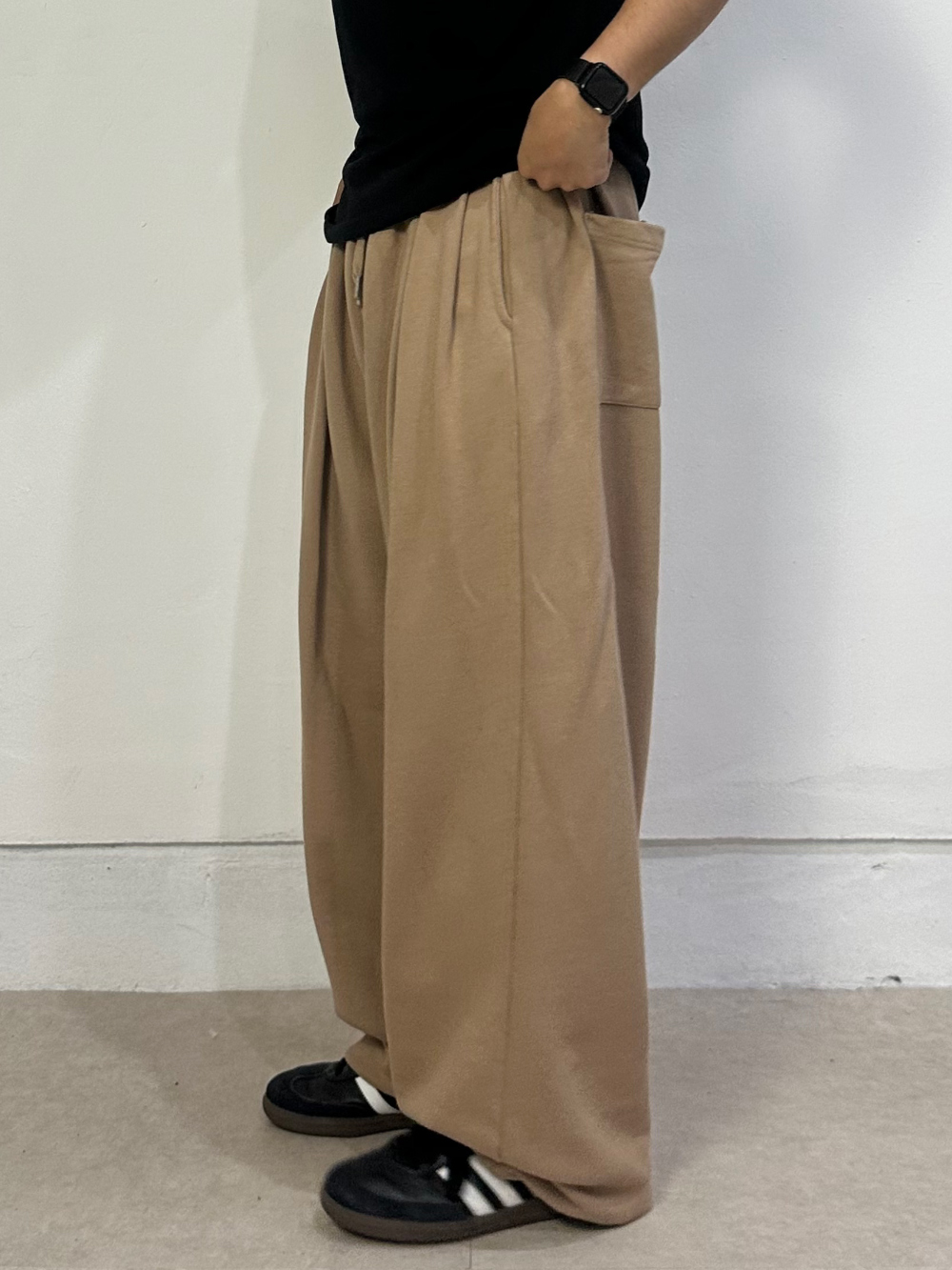 바지 모델 착용 이미지-S1L84