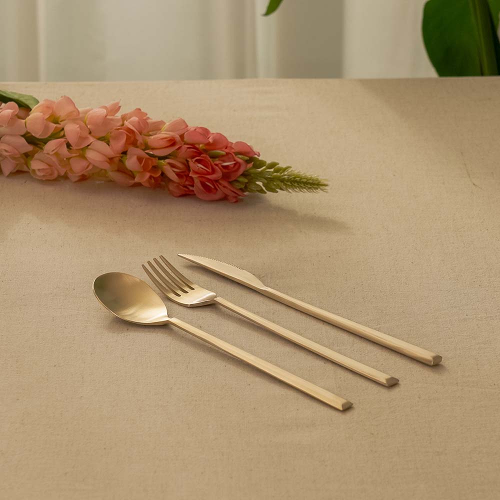 Classic cutlery set (spoon, fork and knife)