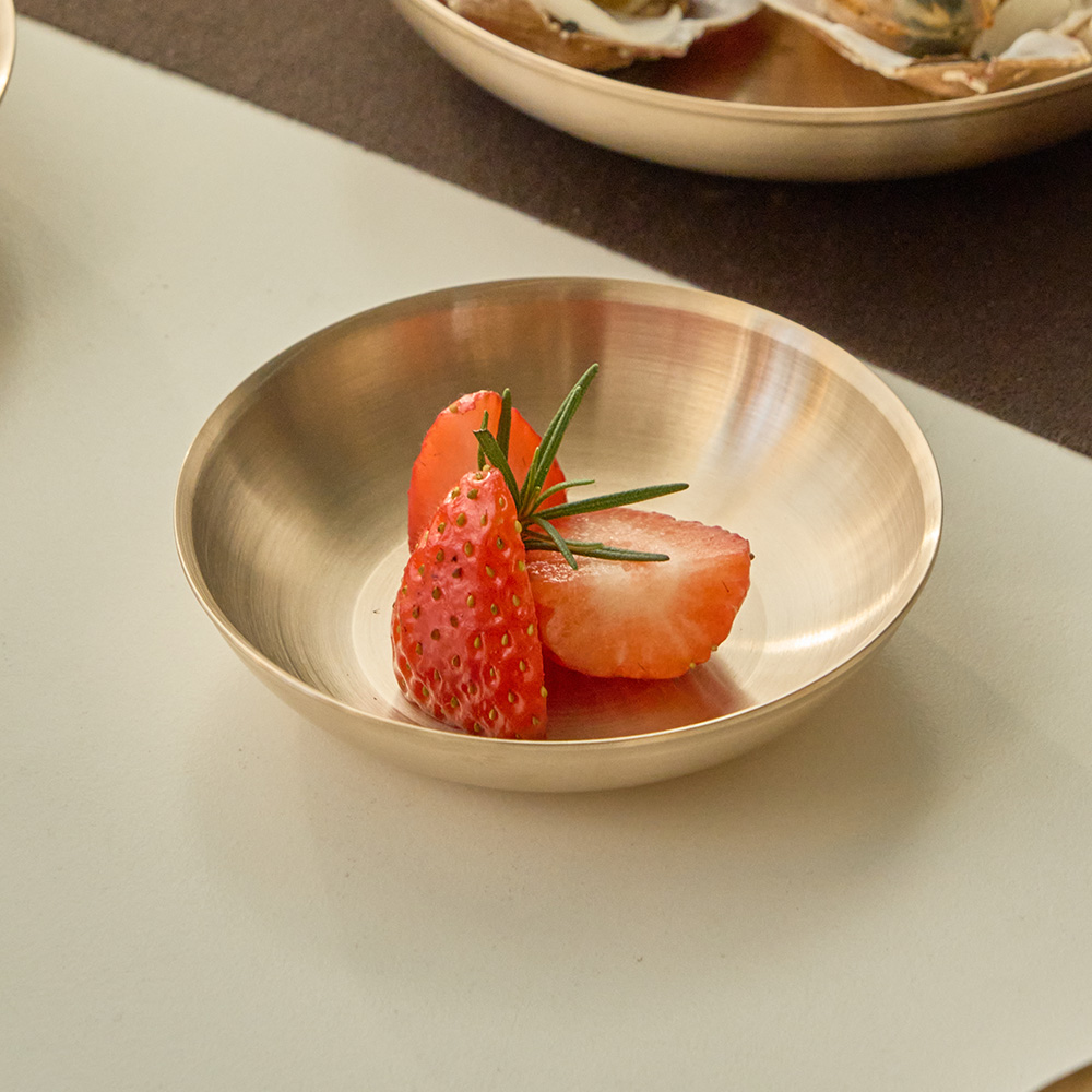 Graceful small side-dish bowl
