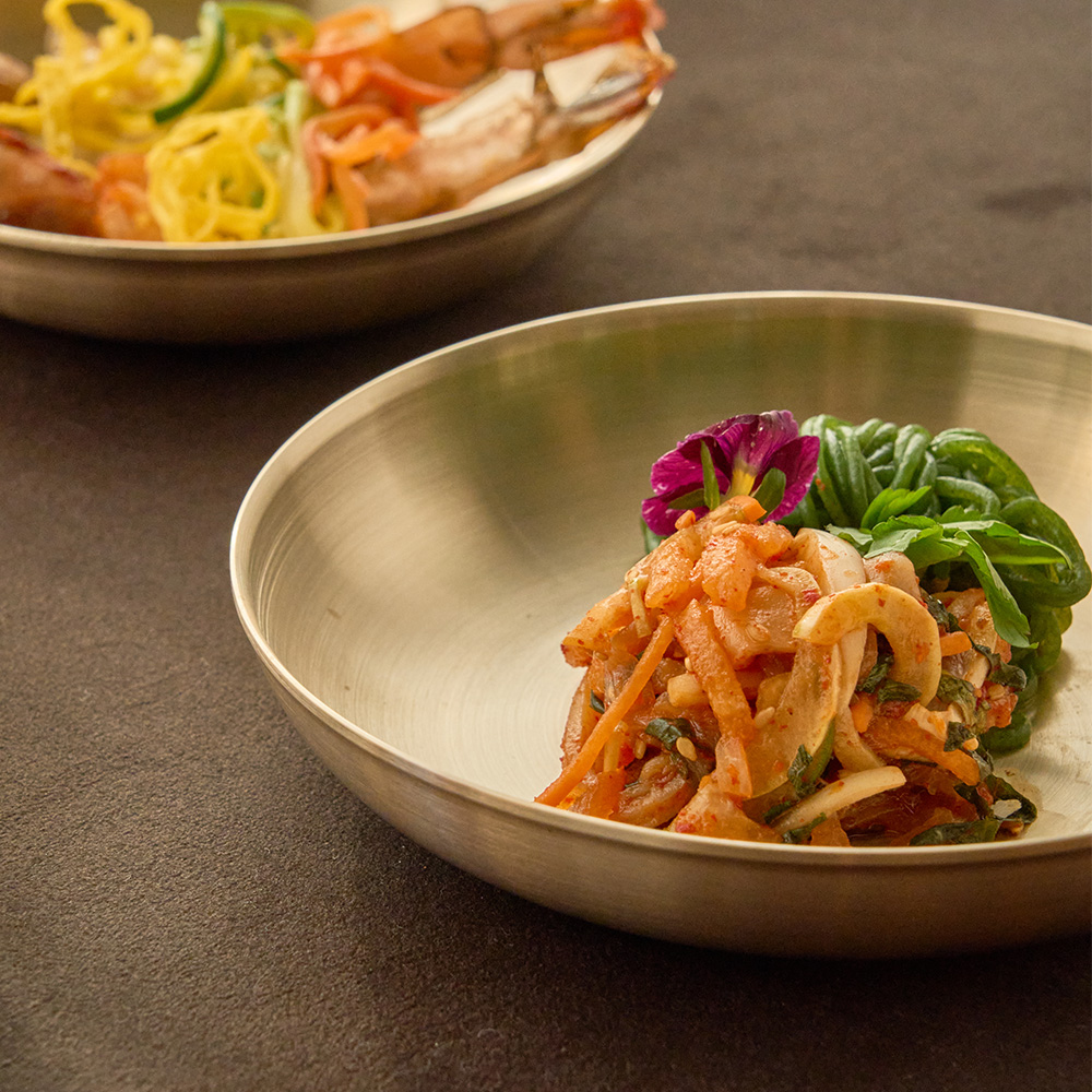 Graceful large side-dish bowl