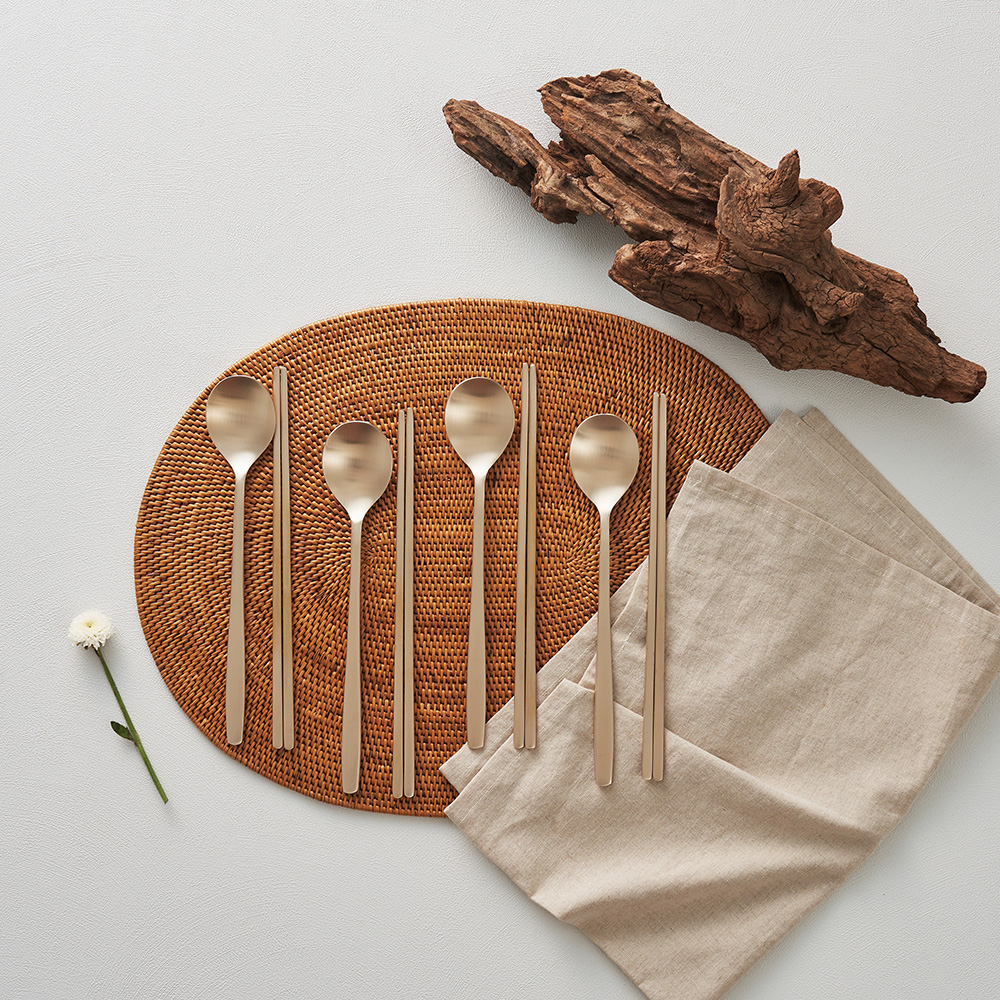 Graceful 4-person spoon and chopstick set