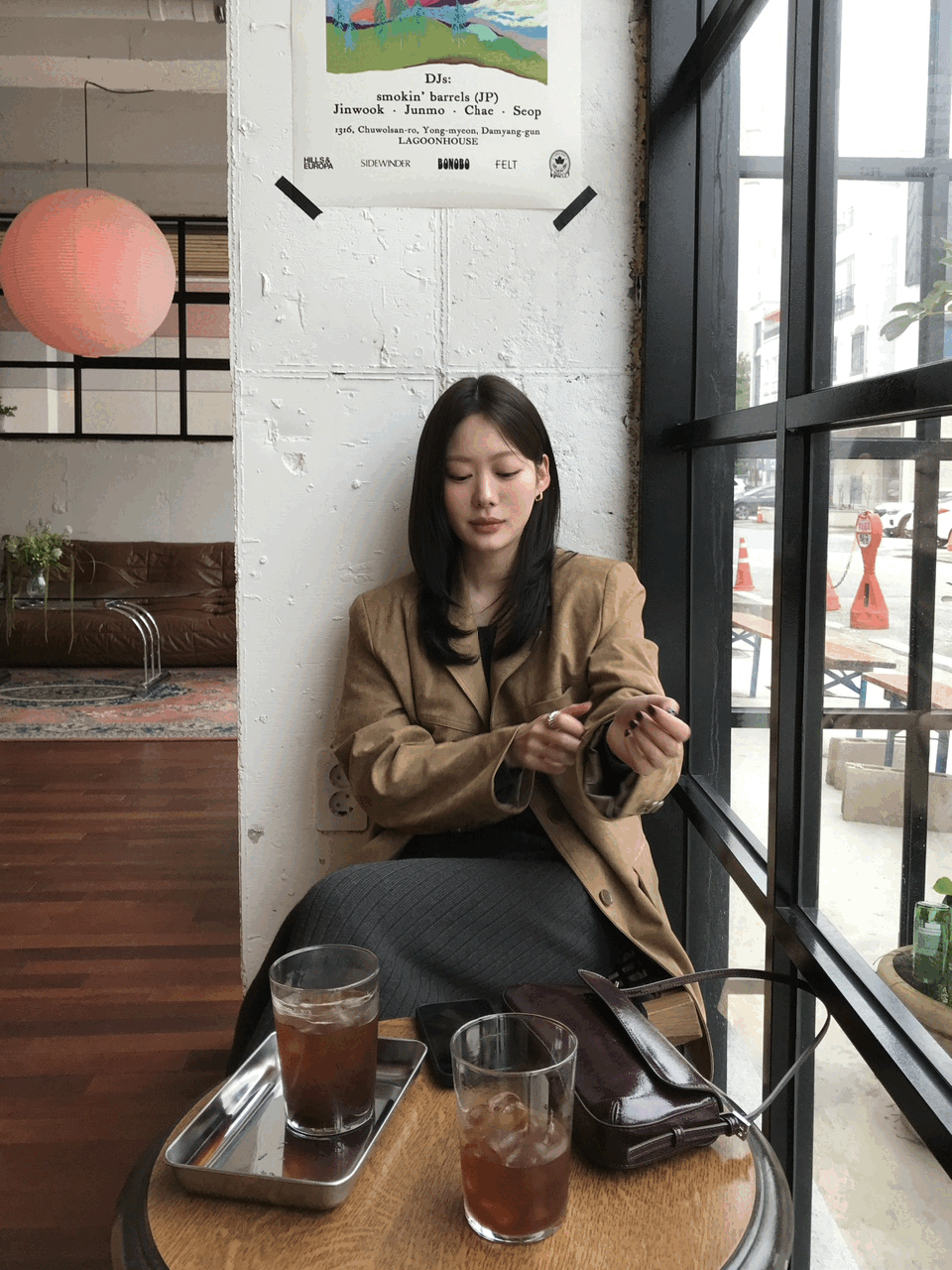 커브 스웨이드 자켓 - 베이지와 브라운 컬러의 오버핏 자켓 이미지