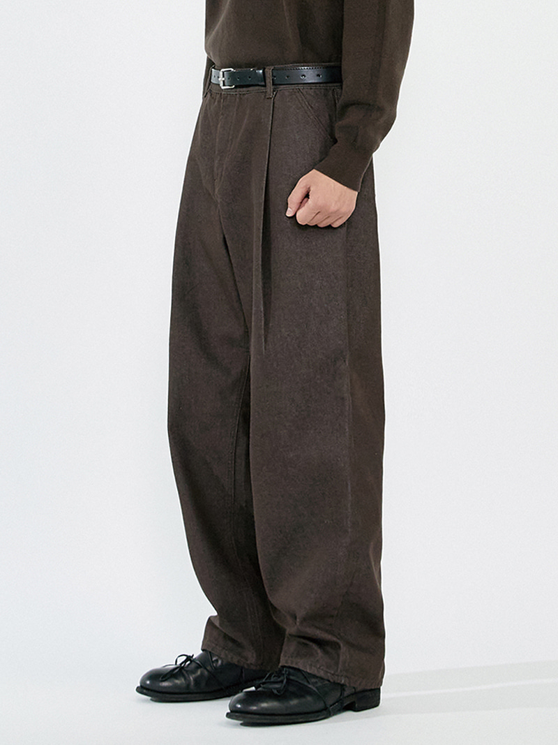 Non fade onetuck curved denim pants - brownie brown