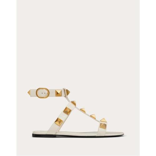 발렌티노 여성 샌들 슬리퍼 Roman Stud Flat Calfskin Sandal for Woman in Light Ivory | Valentino GB WS0BU8ZWM_I16