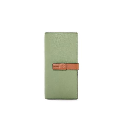 로에베 여성 지갑 Large vertical wallet in grained calfskin Rosemary/Tan C660S40X01-6465