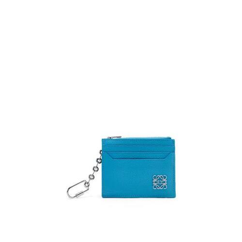 로에베 여성 카드지갑 Anagram square cardholder in pebble grain calfskin with chain Lagoon Blue C821R89X01-5183