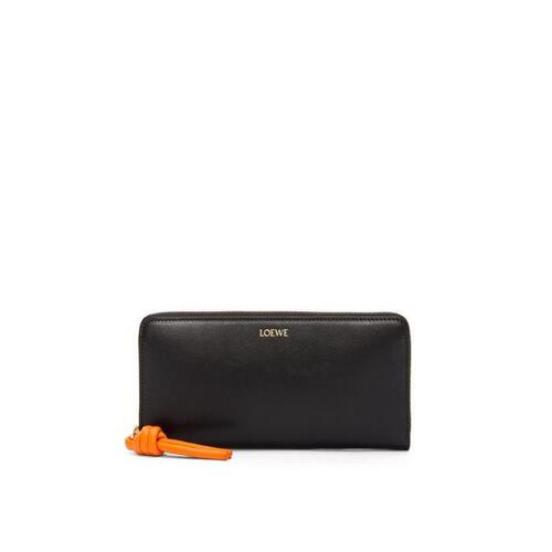 로에베 여성 지갑 Knot zip around wallet in shiny nappa calfskin Black/Bright Orange CEM1G39X01-6036