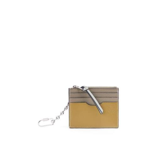 로에베 여성 카드지갑 Square cardholder in soft grained calfskin with chain Laurel Green/Ochre C821B35X01-1852