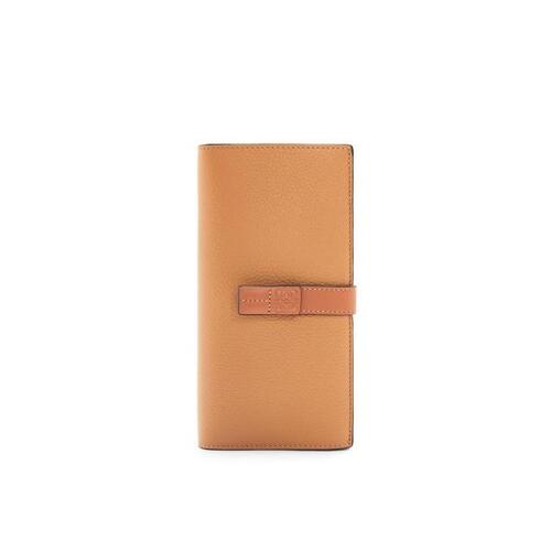 로에베 여성 지갑 Large vertical wallet in grained calfskin Toffee/Tan C660S40X01-0608