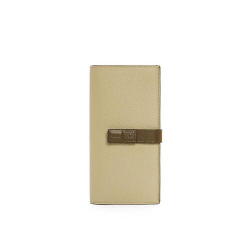 로에베 여성 지갑 Large vertical wallet in grained calfskin Sage Green/Dark Khaki Green C660S40X01-6333