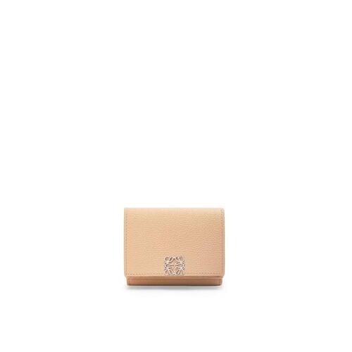 로에베 여성 반지갑 Anagram trifold wallet in pebble grain calfskin Nude C821TR2X02-7620
