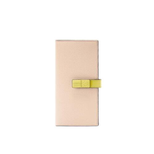 로에베 여성 지갑 Large vertical wallet in grained calfskin Nude/Citronelle C660S40X01-1851