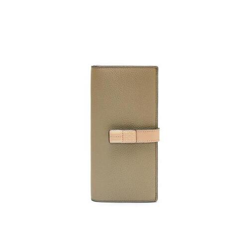 로에베 여성 지갑 Large vertical wallet in grained calfskin Artichoke Green/Dusty Beige C660S40X01-8695