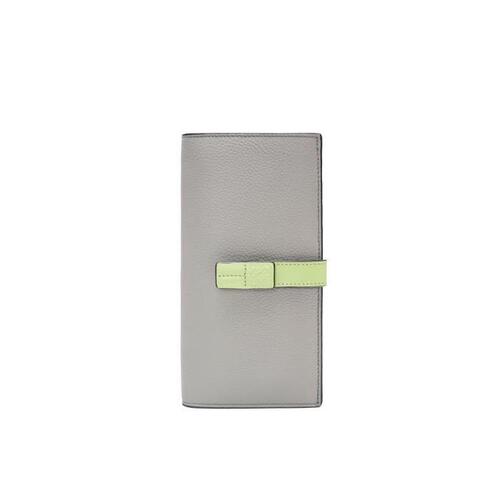 로에베 여성 지갑 Large vertical wallet in grained calfskin Pearl Grey/Light Pale Green C660S40X01-8694