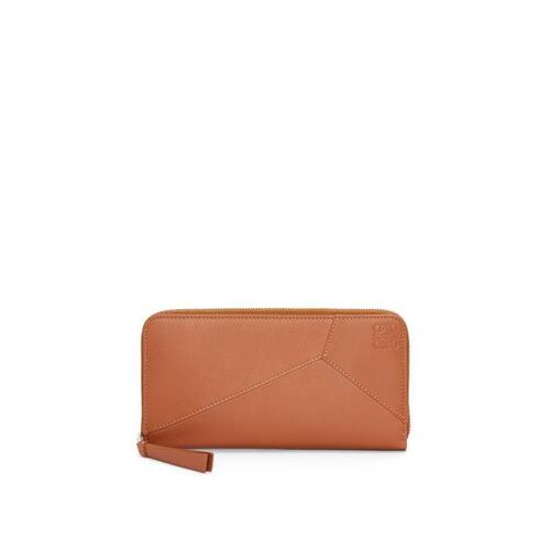 로에베 여성 지갑 Puzzle zip wallet in classic calfskin Tan C510T12X14-2530