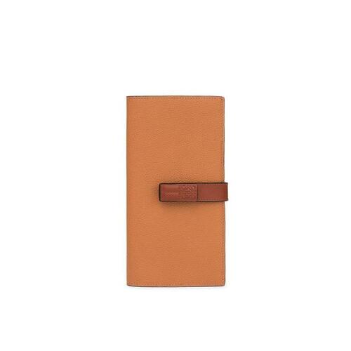 로에베 여성 지갑 Large vertical wallet in grained calfskin Light Caramel/Pecan C660S40X01-3639