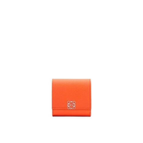 로에베 여성 반지갑 Anagram compact flap wallet in pebble grain calfskin Orange C821L57X01-9100