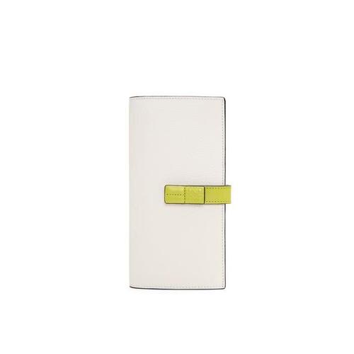로에베 여성 지갑 Large vertical wallet in grained calfskin Soft White/Lime Yellow C660S40X01-8791