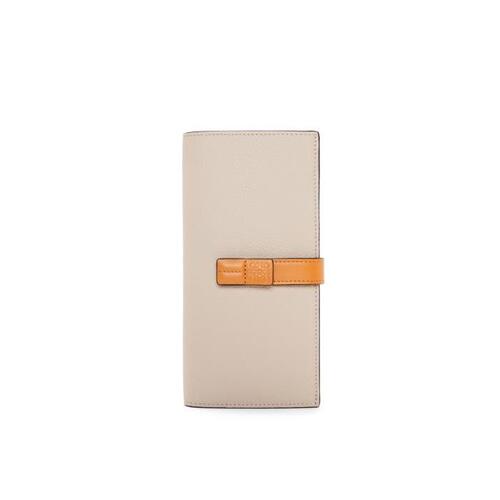 로에베 여성 지갑 Large vertical wallet in grained calfskin Light Oat/Honey C660S40X01-2463