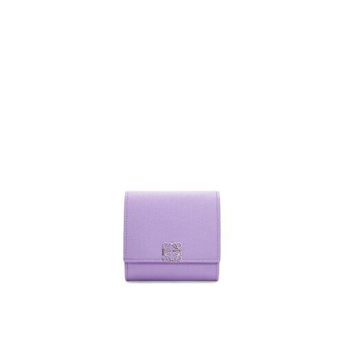 로에베 여성 반지갑 Anagram compact flap wallet in pebble grain calfskin Light Mauve C821L57X01-9526