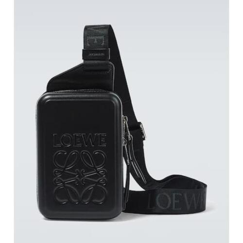 로에베 남성 숄더백 크로스백 Molded Sling leather crossbody bag P00836106