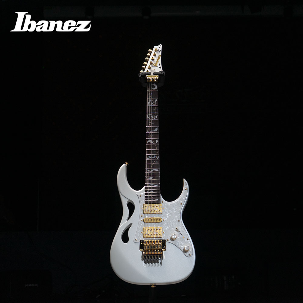 PIA3761 STALLION WHITE