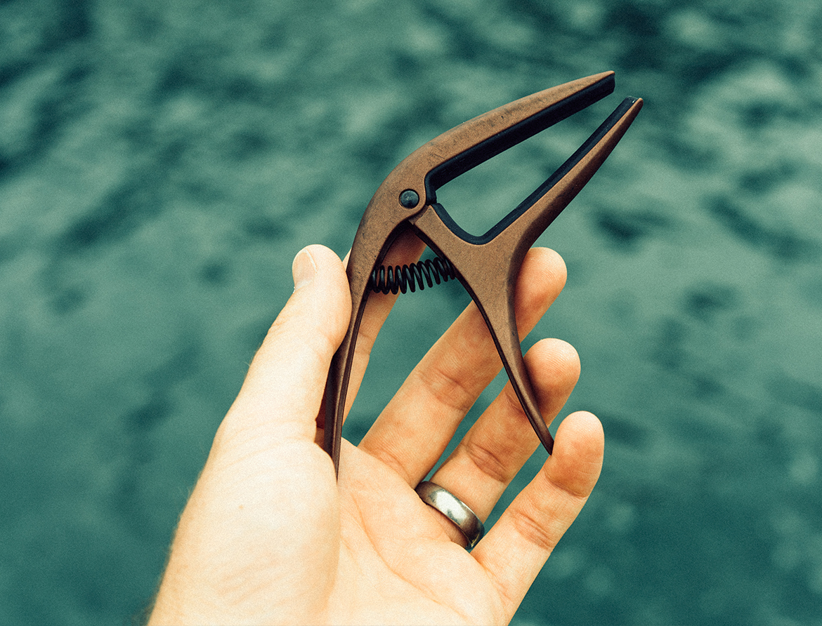 일렉기타 & 통기타: 카포 사용하는 정확한 방법 웹진 | 기타네트