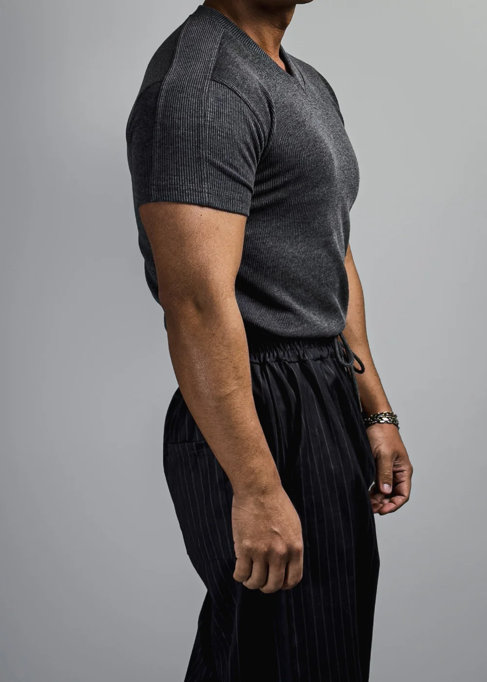 模特兒身穿短袖T卹圖片 - S1L41