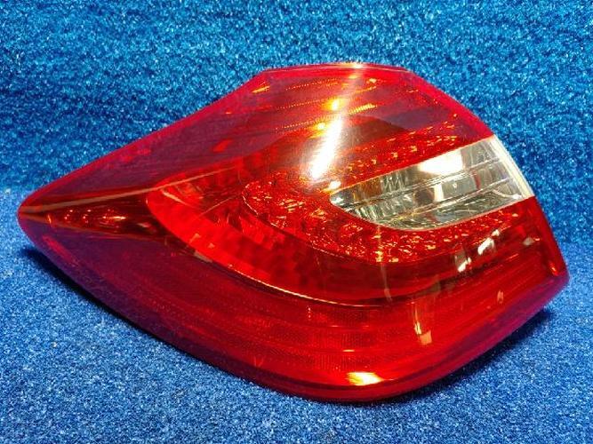 Tail Light Left (LH) Outer (fender) Hyundai Genesis (2012–2013)