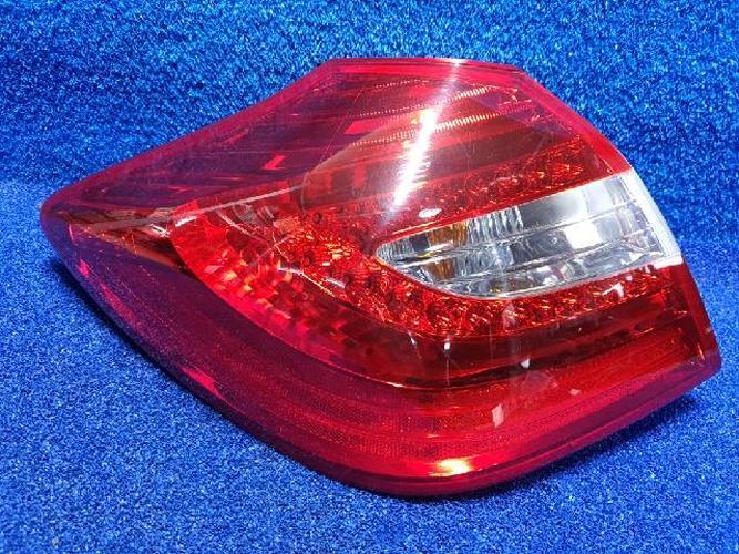 Tail Light Left (LH) Outer (fender) Hyundai Genesis (2013)