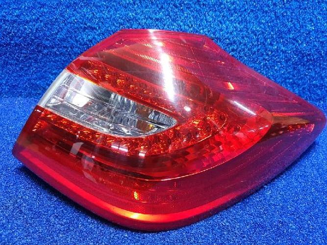 Tail Light Right (RH) Outer (fender) Hyundai Genesis (2012–2013)