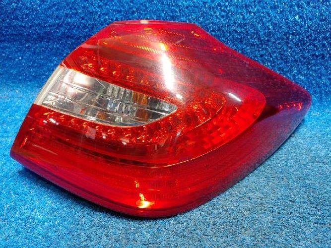 Tail Light Right (RH) Outer (fender) Hyundai Genesis (2012–2013)