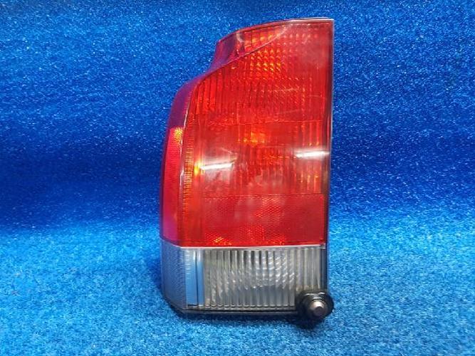 Фонарь задний левый внешний Volvo V70 (2004)