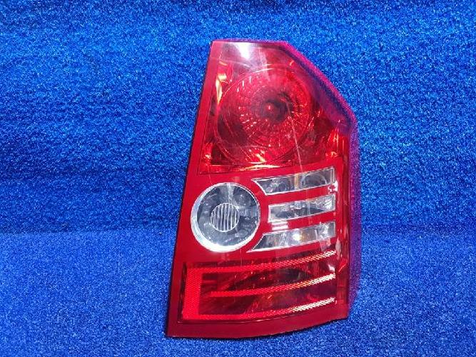 Фонарь задний правый внешний Chrysler 300 (2008)