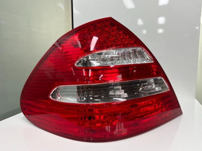 Фонарь задний левый внешний Mercedes-Benz E-Class (2008)