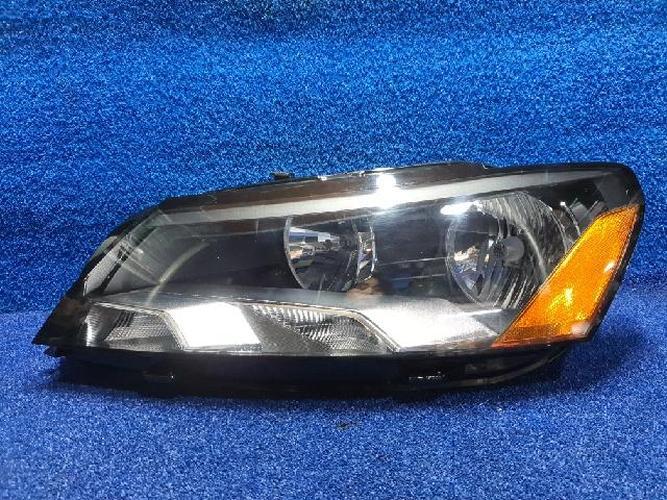 Headlight Left (LH) Volkswagen Passat (2012)