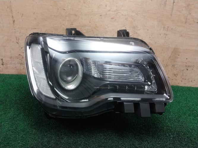 Headlight Right (RH) Chrysler 300 (2016)