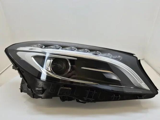 Headlight Right (RH) Mercedes-Benz GLA-Class (2015)