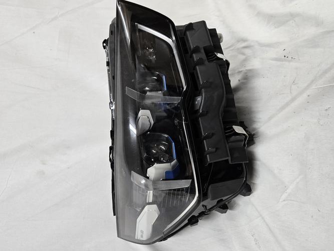 Фара передняя правая BMW 5 Series (2023)