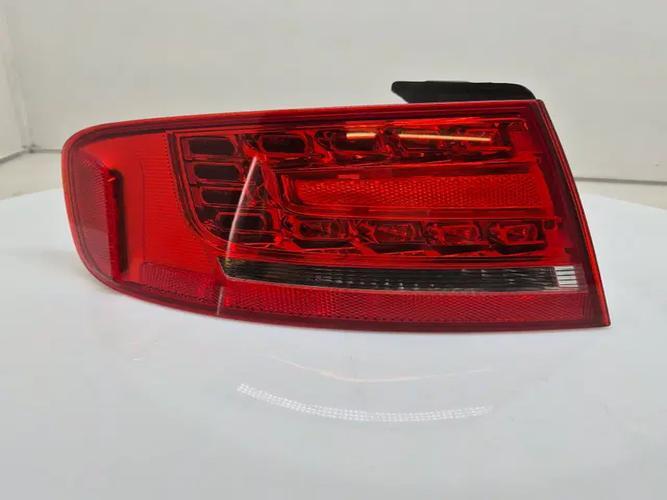 Фонарь задний левый внешний Audi A4 (2010)