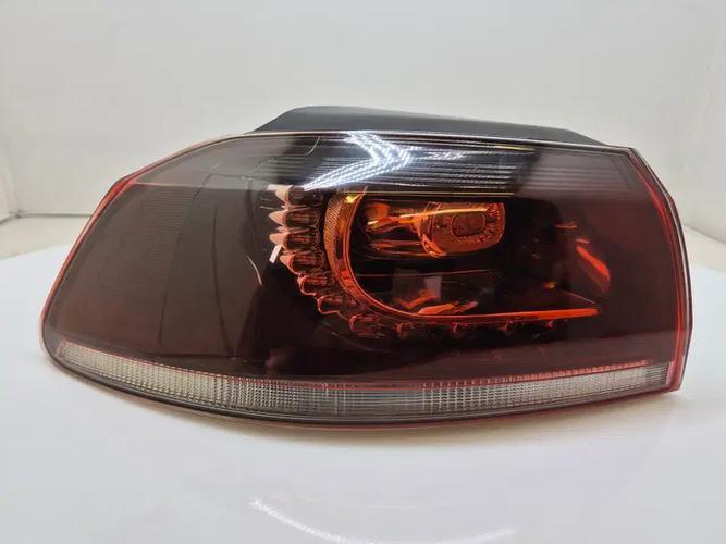 Фонарь задний левый внешний Volkswagen Golf (2010)